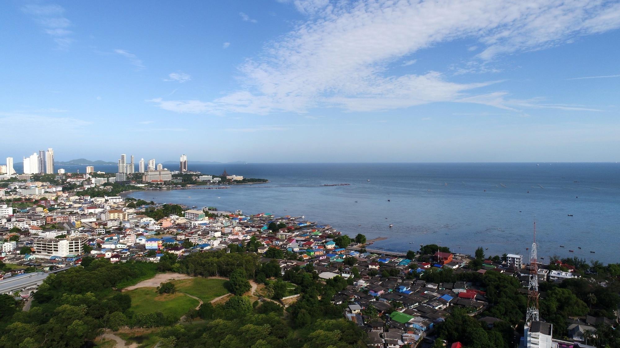 Ruenthip Pattaya Hotel Bagian luar foto
