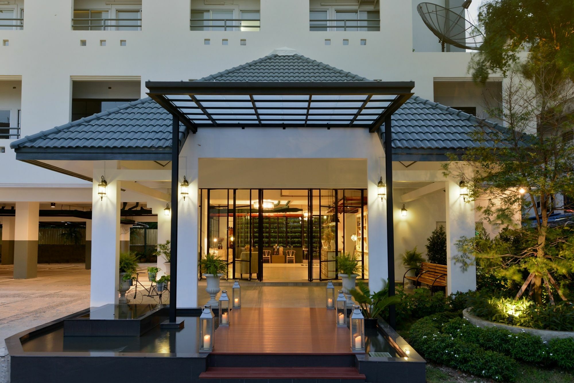 Ruenthip Pattaya Hotel Bagian luar foto