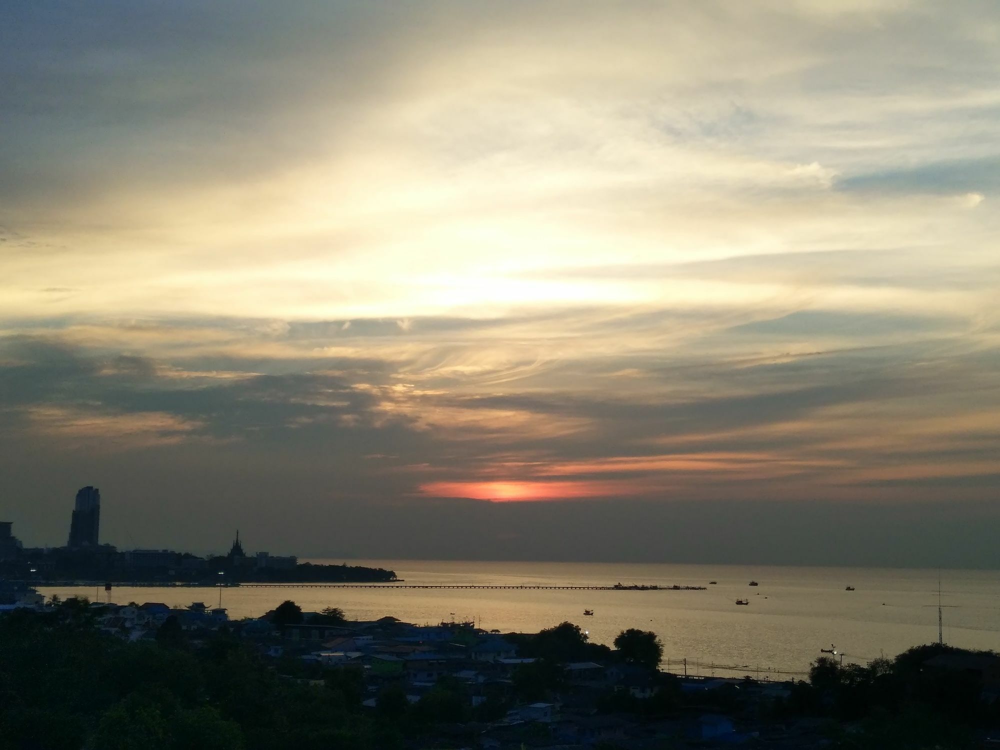 Ruenthip Pattaya Hotel Bagian luar foto