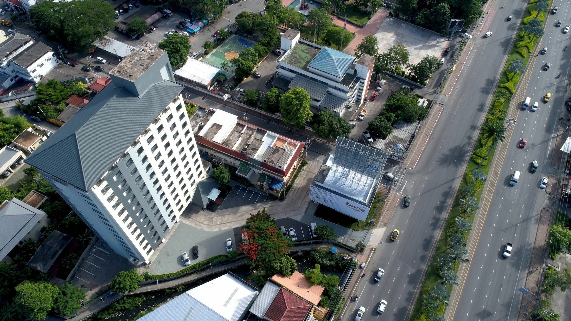 Ruenthip Pattaya Hotel Bagian luar foto