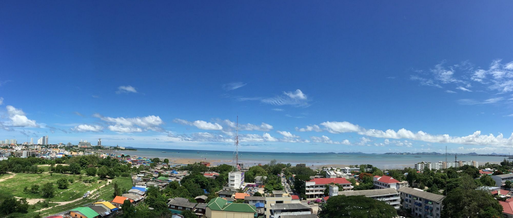 Ruenthip Pattaya Hotel Bagian luar foto